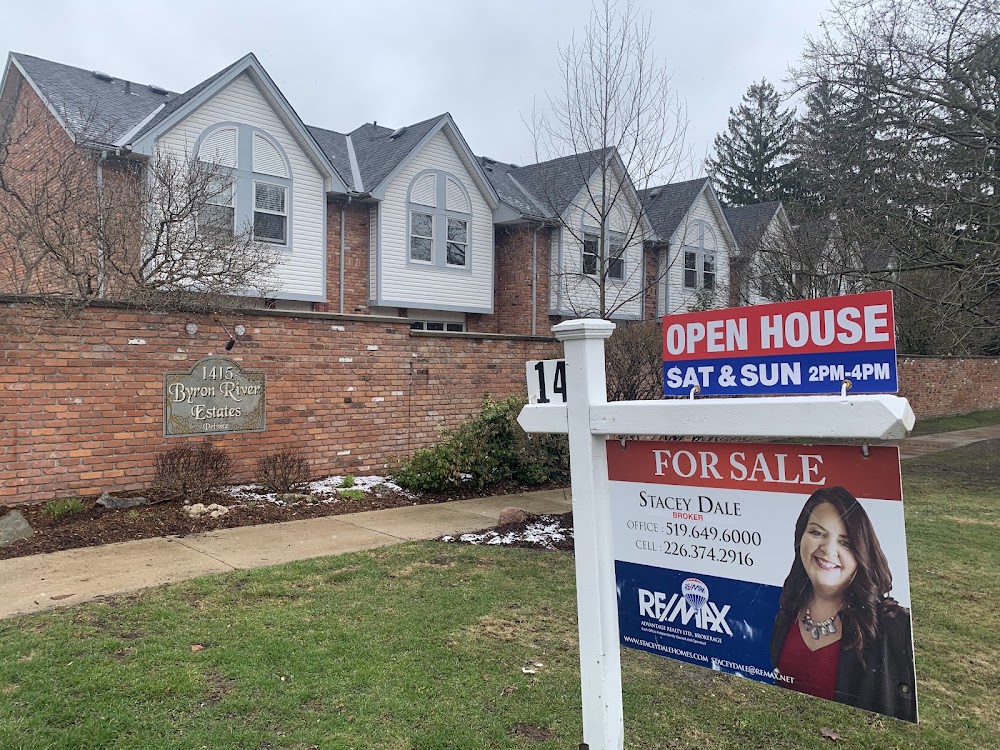 RE/MAX ADVANTAGE REALTY LTD